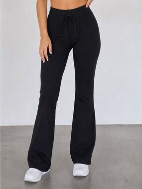 Alo Yoga Sway Bootcut Sweatpants in black